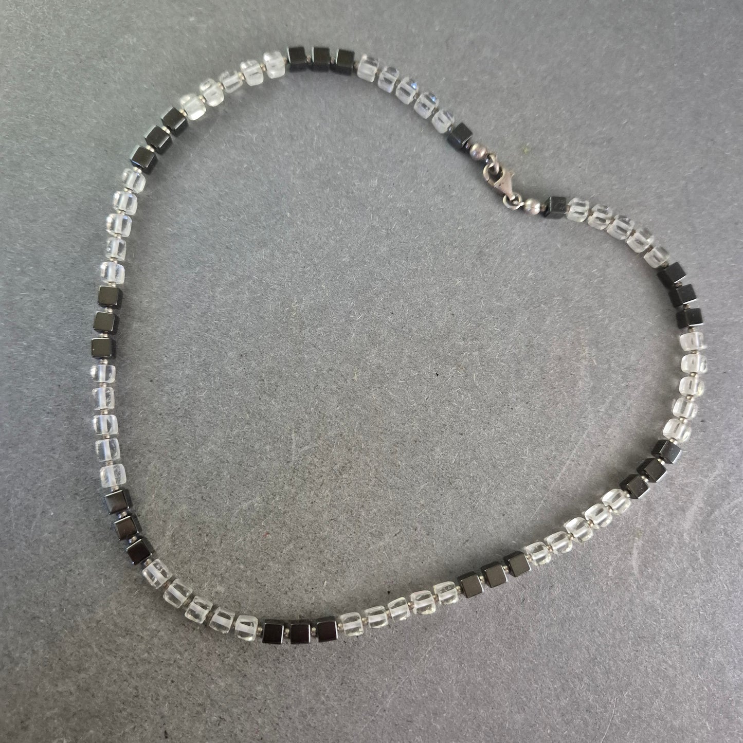 Halskette mit Glasperlen und schwarzen Würfeln – Modern und stilvoll