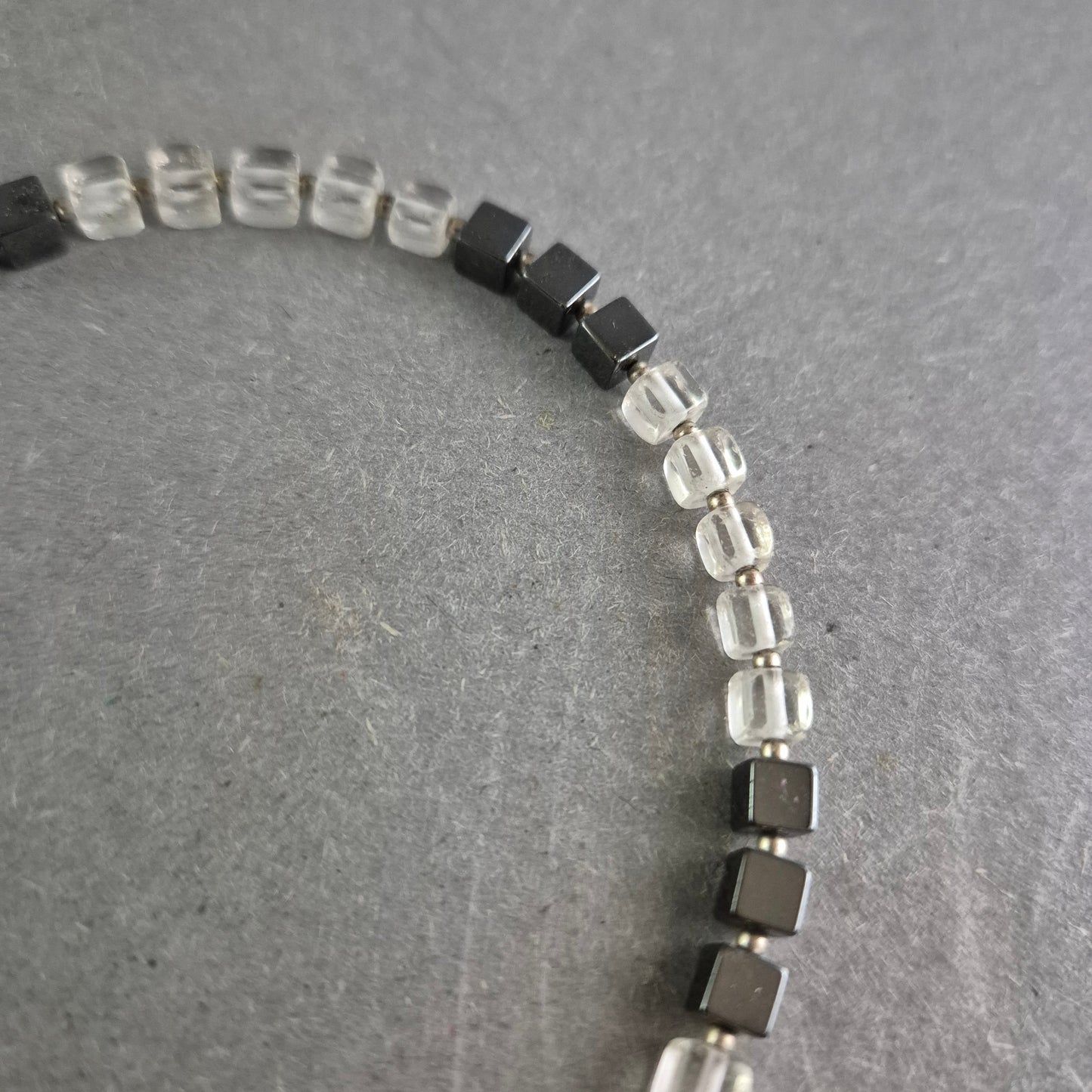 Halskette mit Glasperlen und schwarzen Würfeln – Modern und stilvoll