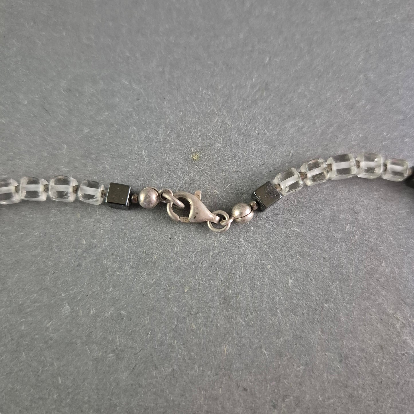 Halskette mit Glasperlen und schwarzen Würfeln – Modern und stilvoll