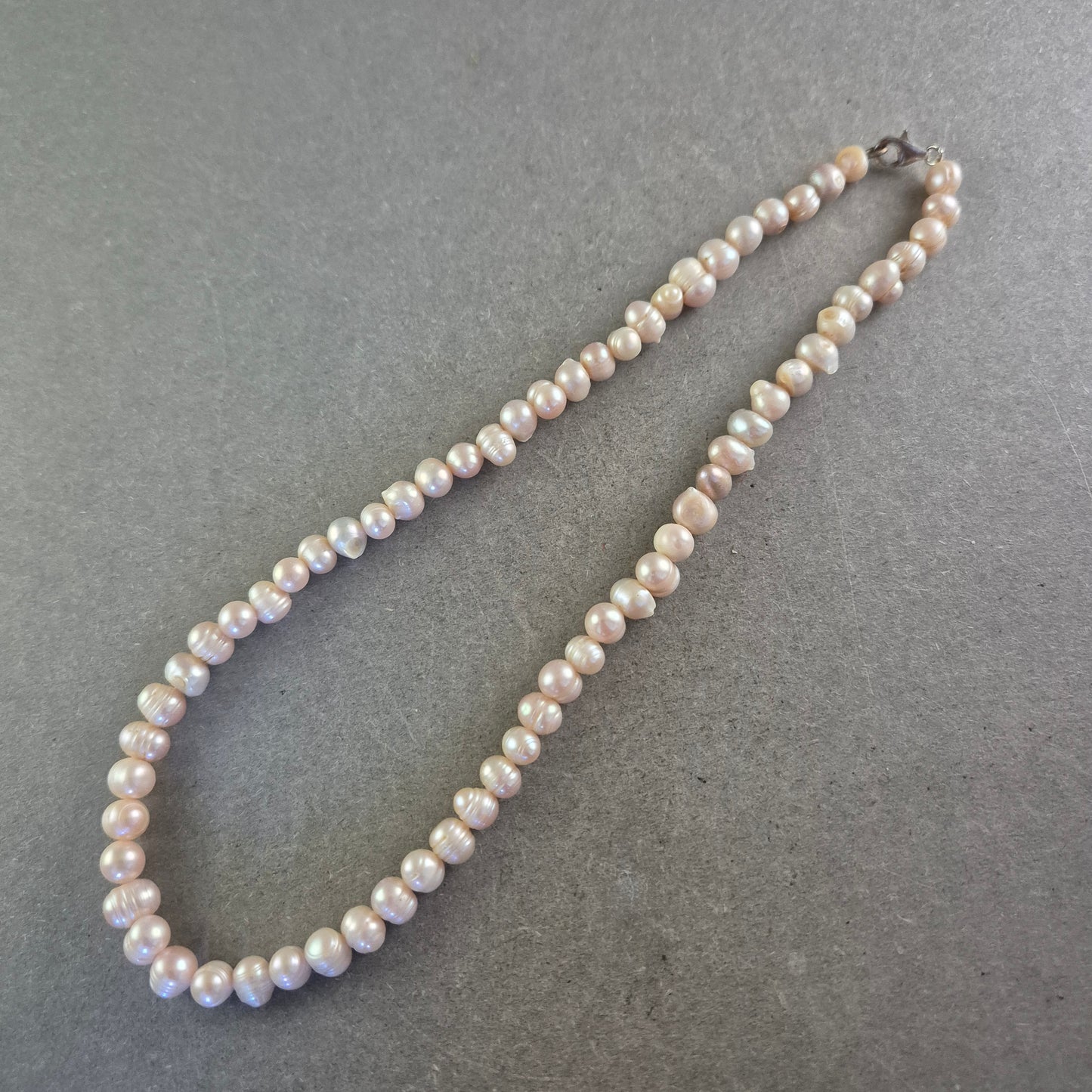 Klassische Perlen Kette in zartem Rosa – Elegant und zeitlos