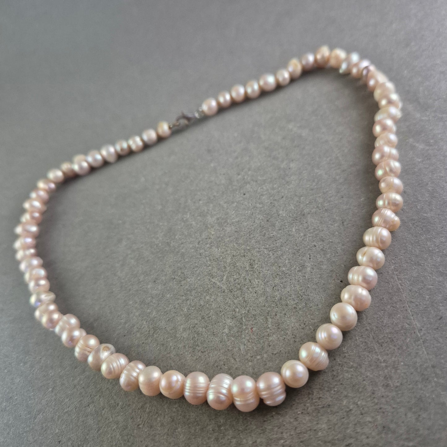 Klassische Perlen Kette in zartem Rosa – Elegant und zeitlos