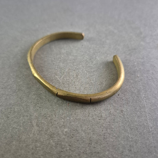 Vintage Armreif in goldener Farbe – Minimalistisch und robust