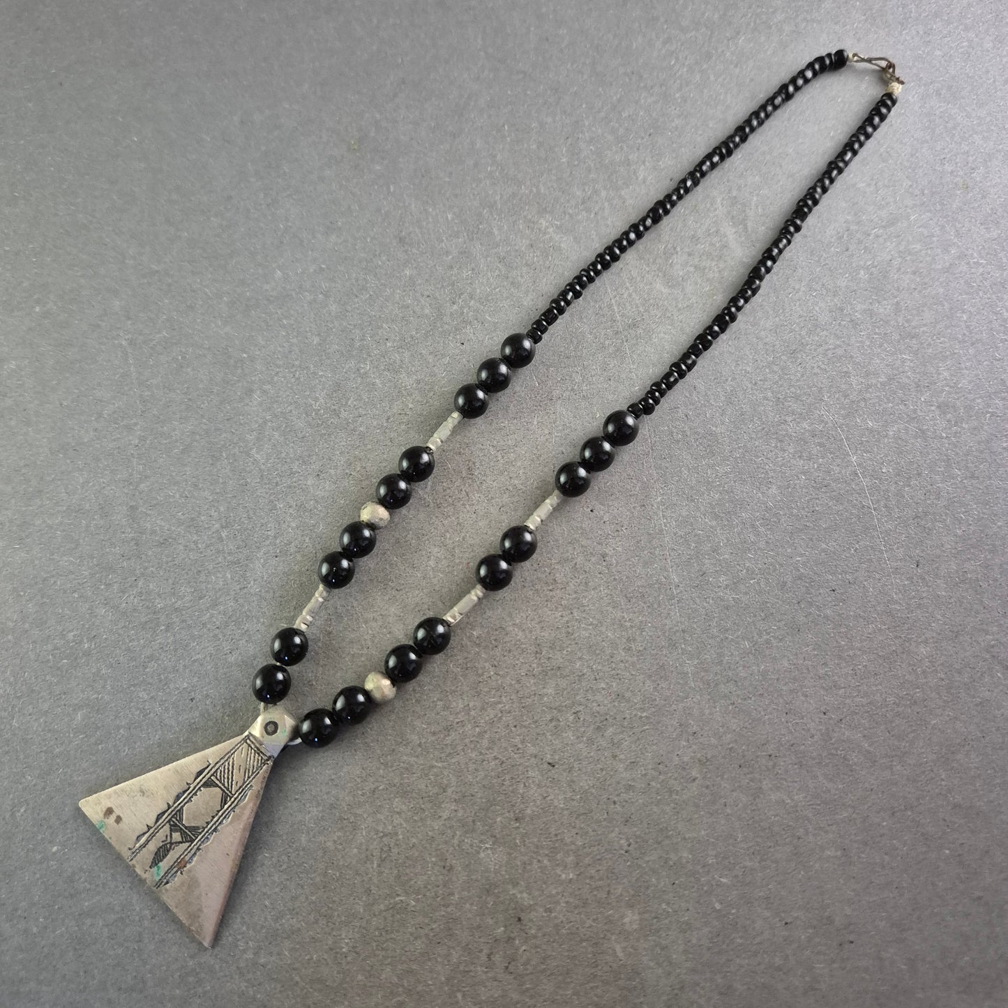 Ethno Kette mit schwarzem Perlenmix und großem Dreieck Anhänger