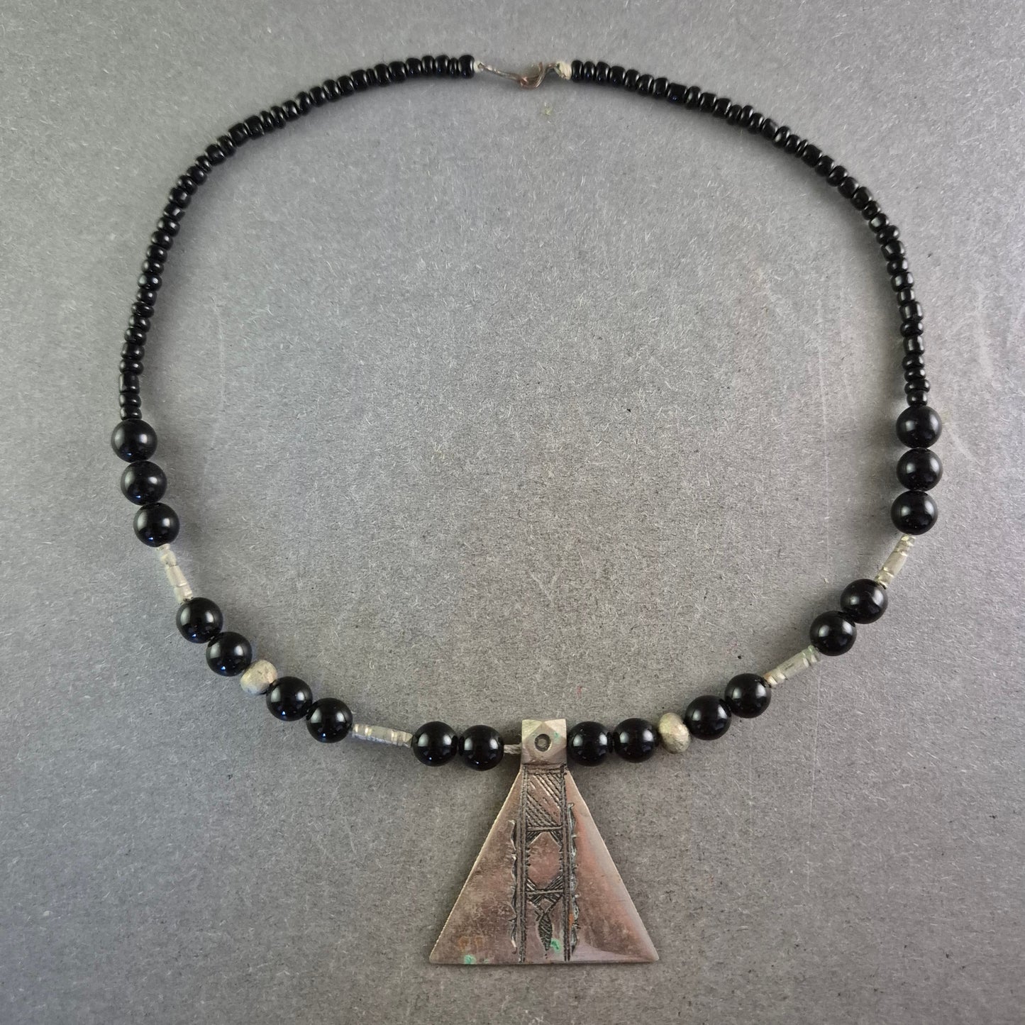Ethno Kette mit schwarzem Perlenmix und großem Dreieck Anhänger