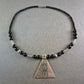 Ethno Kette mit schwarzem Perlenmix und großem Dreieck Anhänger