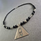 Ethno Kette mit schwarzem Perlenmix und großem Dreieck Anhänger