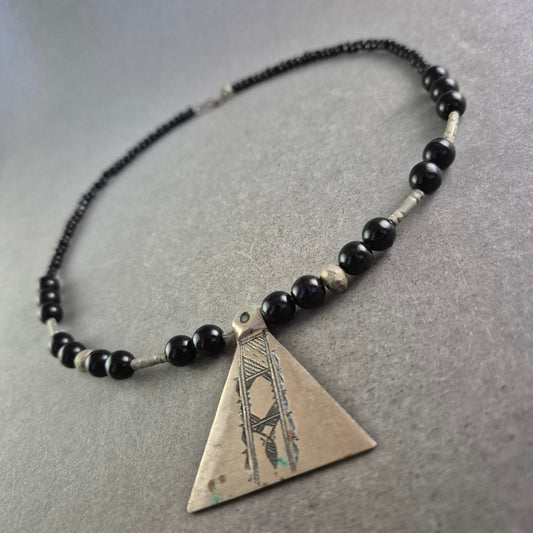 Ethno Kette mit schwarzem Perlenmix und großem Dreieck Anhänger