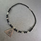 Ethno Kette mit schwarzem Perlenmix und großem Dreieck Anhänger