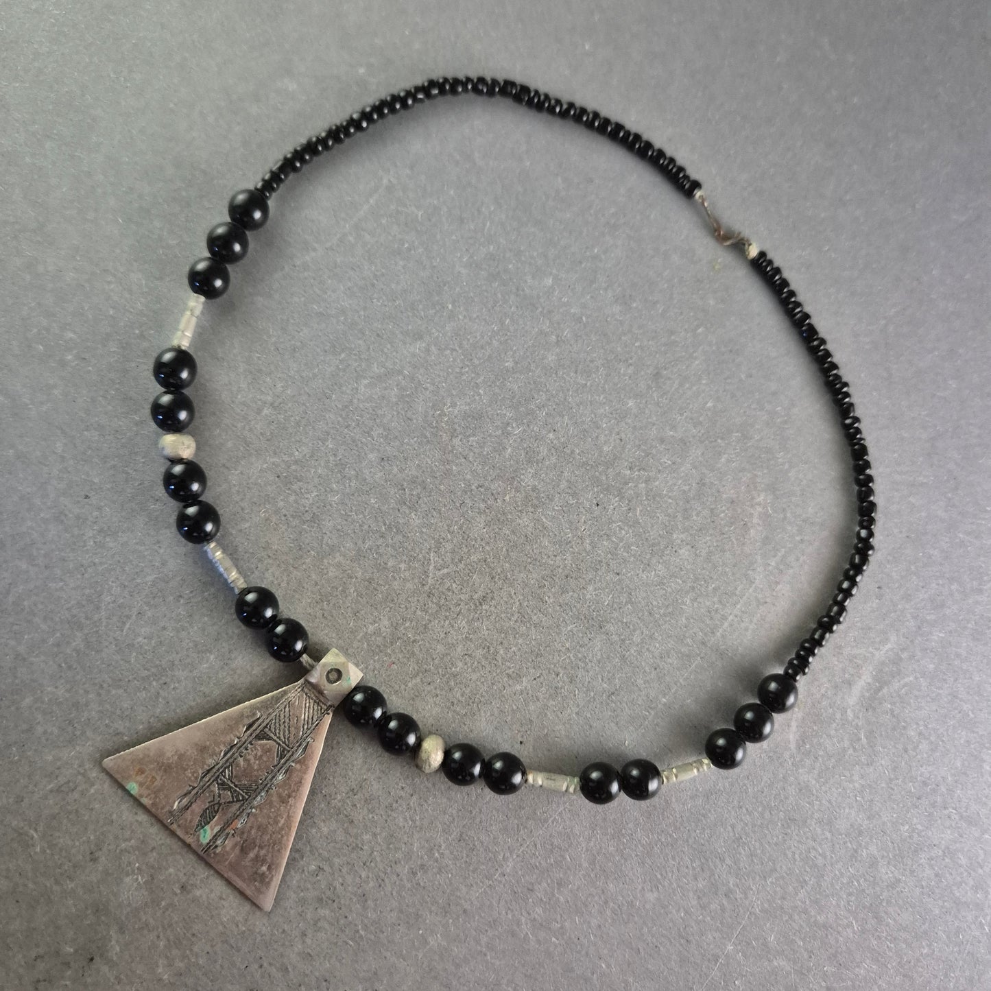 Ethno Kette mit schwarzem Perlenmix und großem Dreieck Anhänger