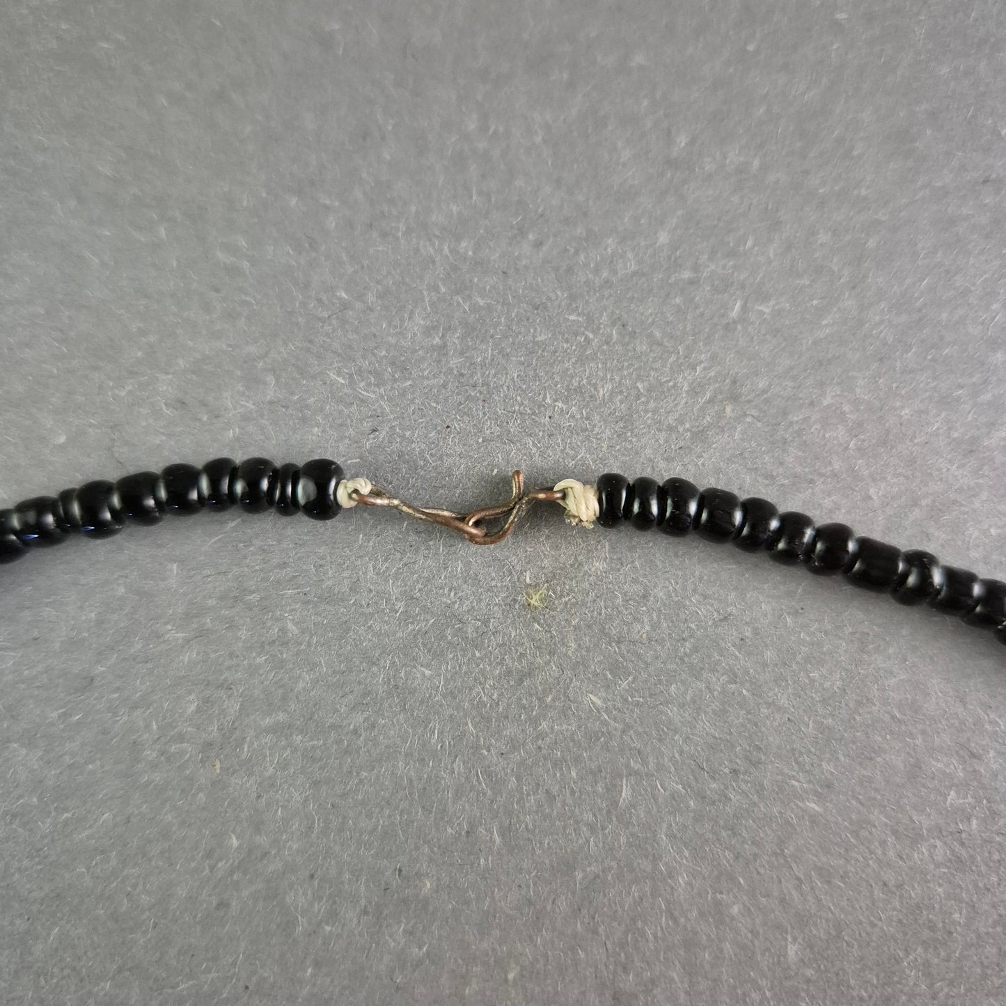 Ethno Kette mit schwarzem Perlenmix und großem Dreieck Anhänger