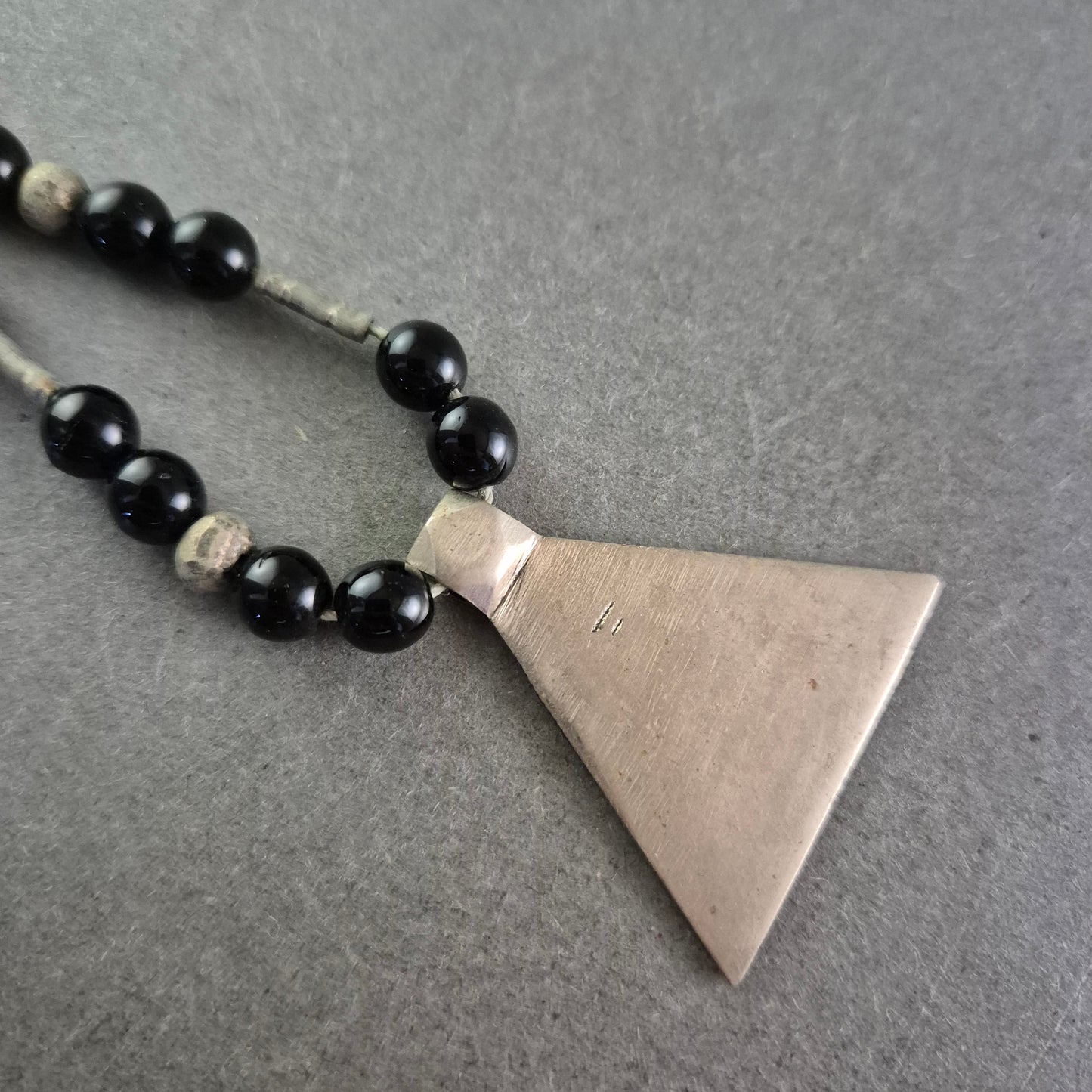 Ethno Kette mit schwarzem Perlenmix und großem Dreieck Anhänger