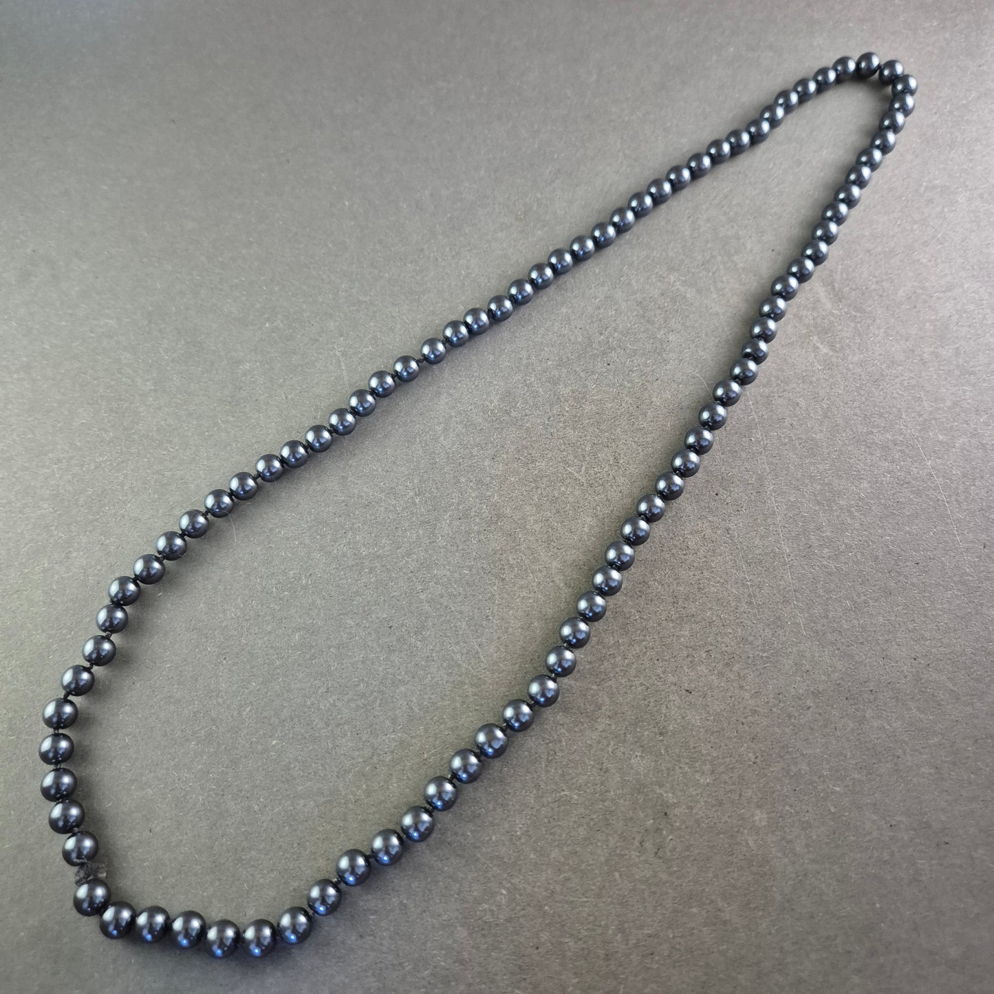 Lange Perlen Kette in dunklem Schimmer – Elegant und vielseitig