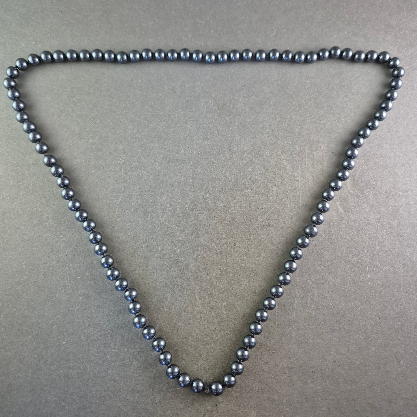 Lange Perlen Kette in dunklem Schimmer – Elegant und vielseitig