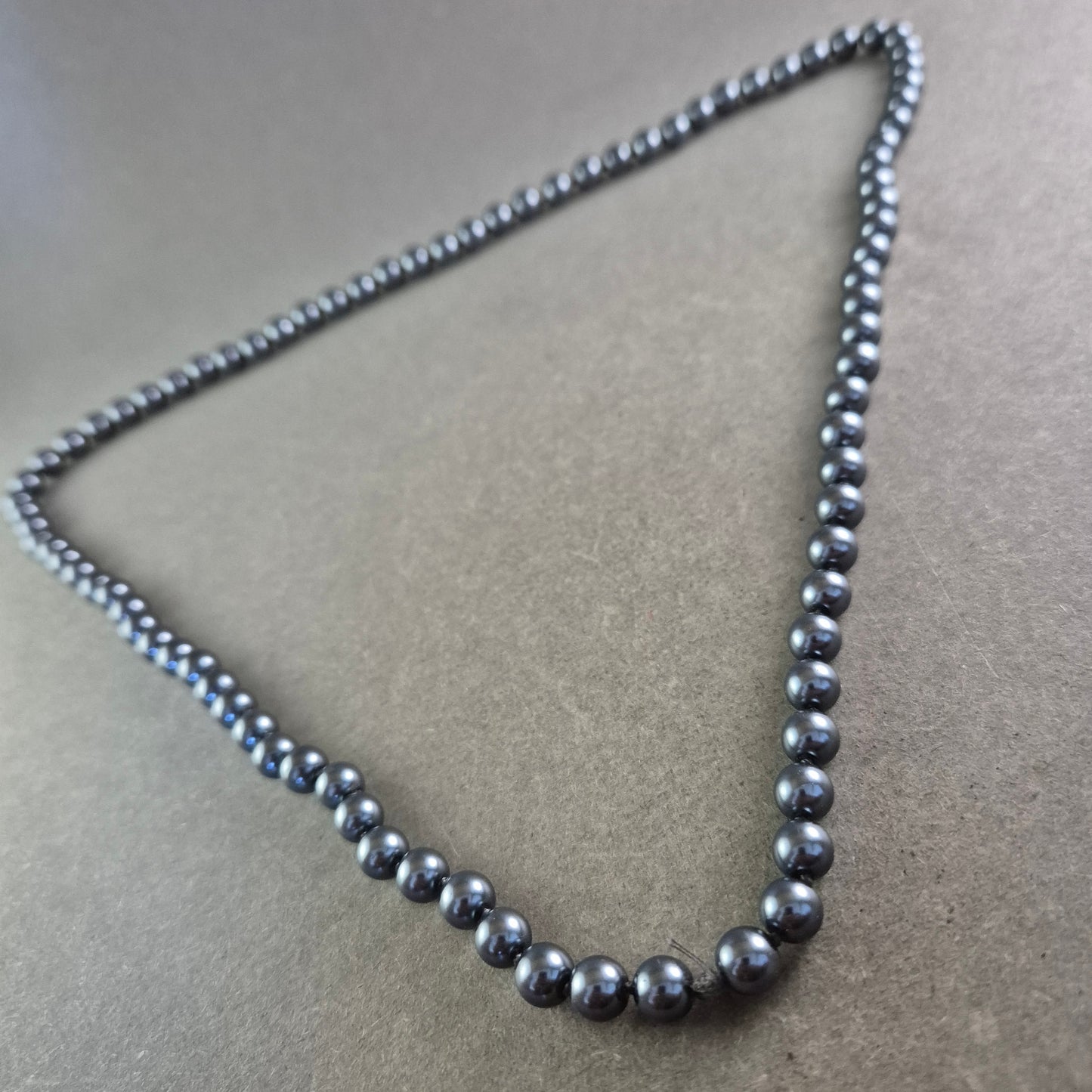 Lange Perlen Kette in dunklem Schimmer – Elegant und vielseitig