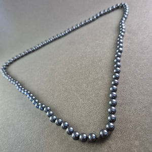 Lange Perlen Kette in dunklem Schimmer – Elegant und vielseitig