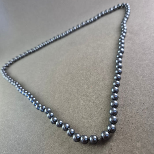 Lange Perlen Kette in dunklem Schimmer – Elegant und vielseitig