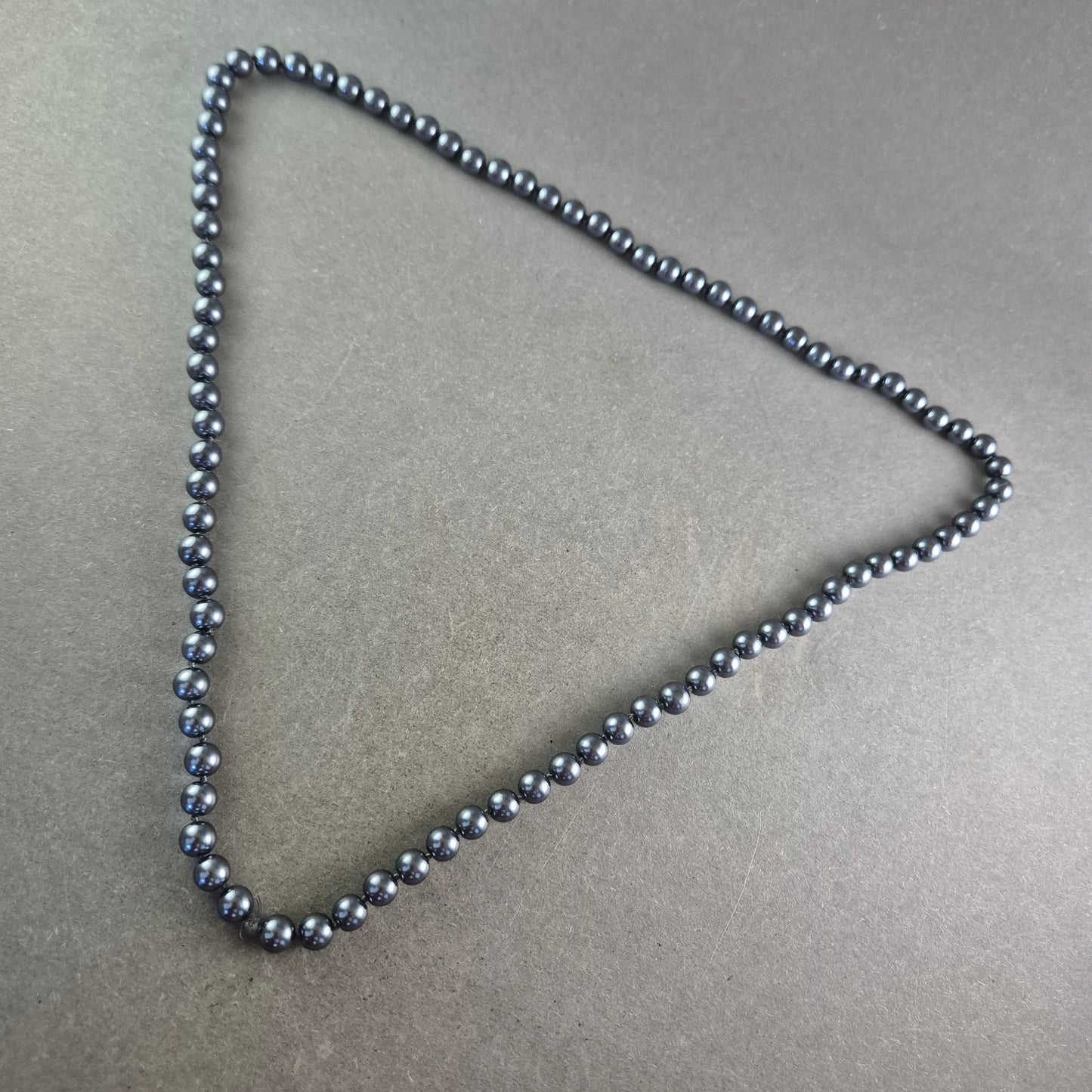 Lange Perlen Kette in dunklem Schimmer – Elegant und vielseitig