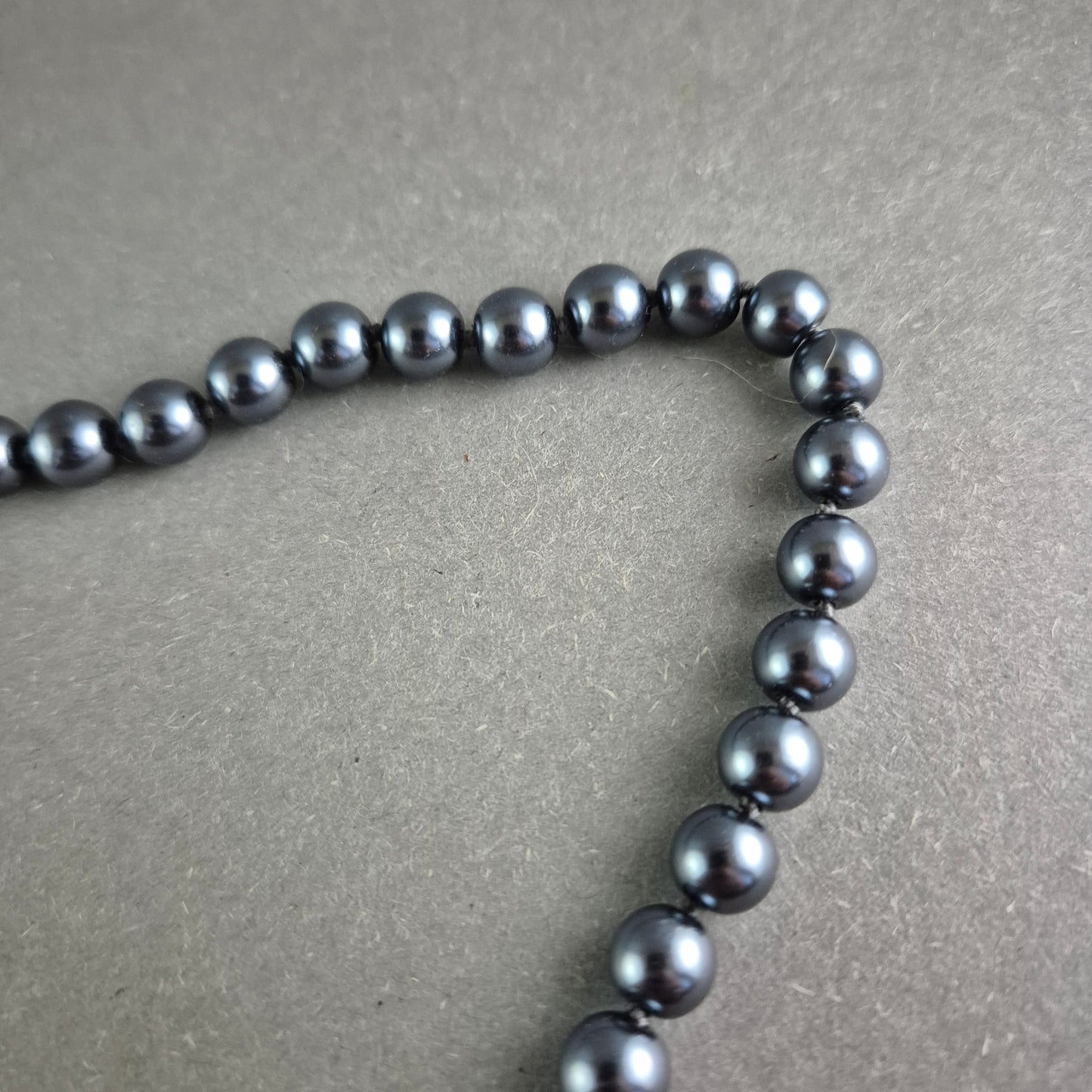 Lange Perlen Kette in dunklem Schimmer – Elegant und vielseitig