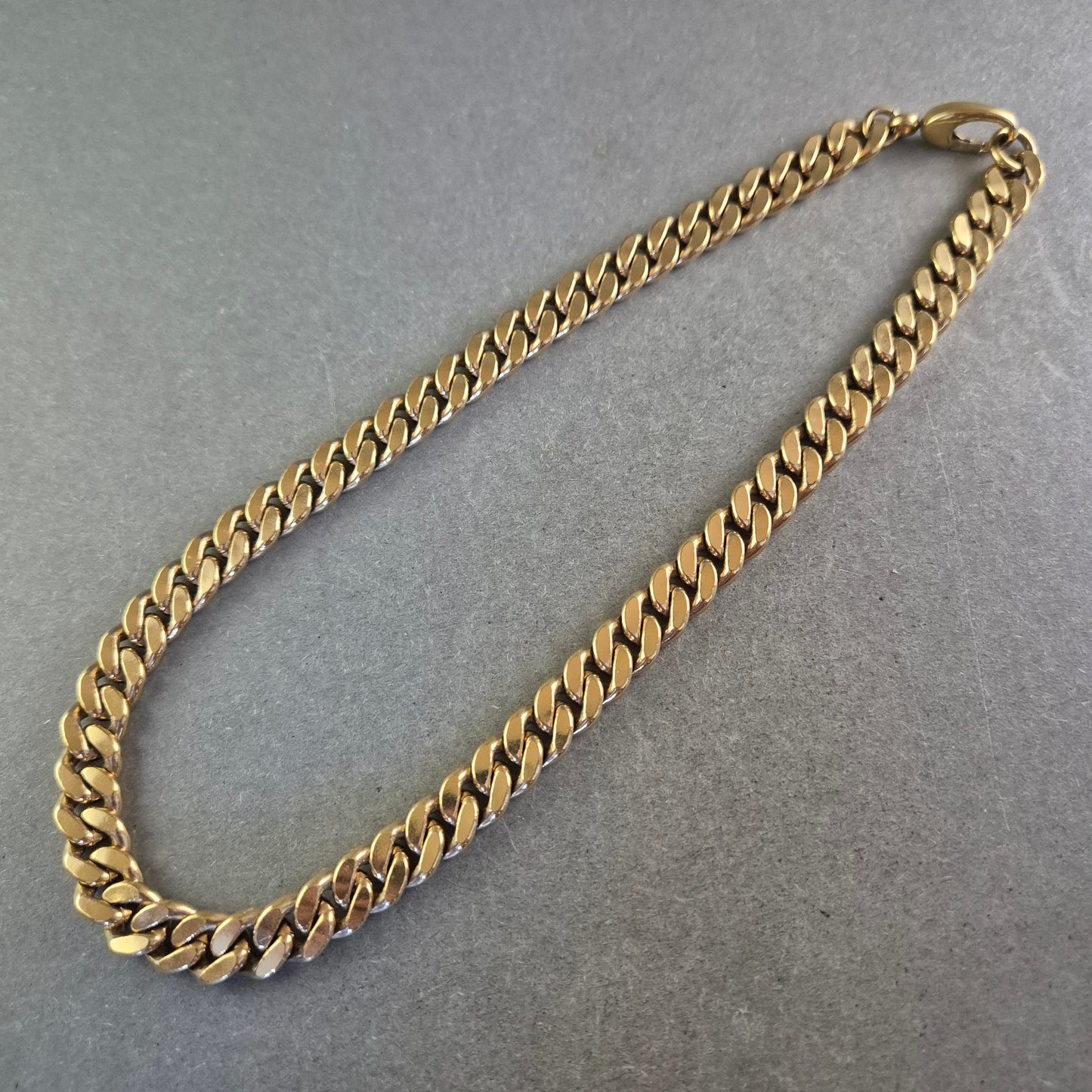 Breite Panzer Kette in goldener Farbe – Markant und elegant