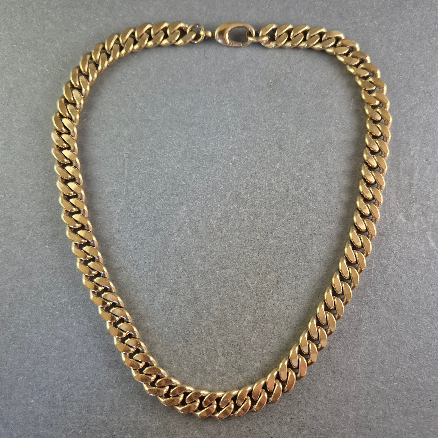 Breite Panzer Kette in goldener Farbe – Markant und elegant