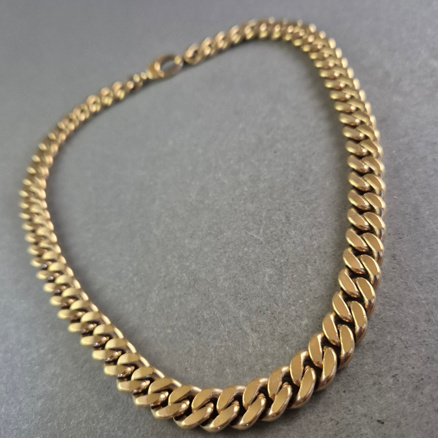 Breite Panzer Kette in goldener Farbe – Markant und elegant