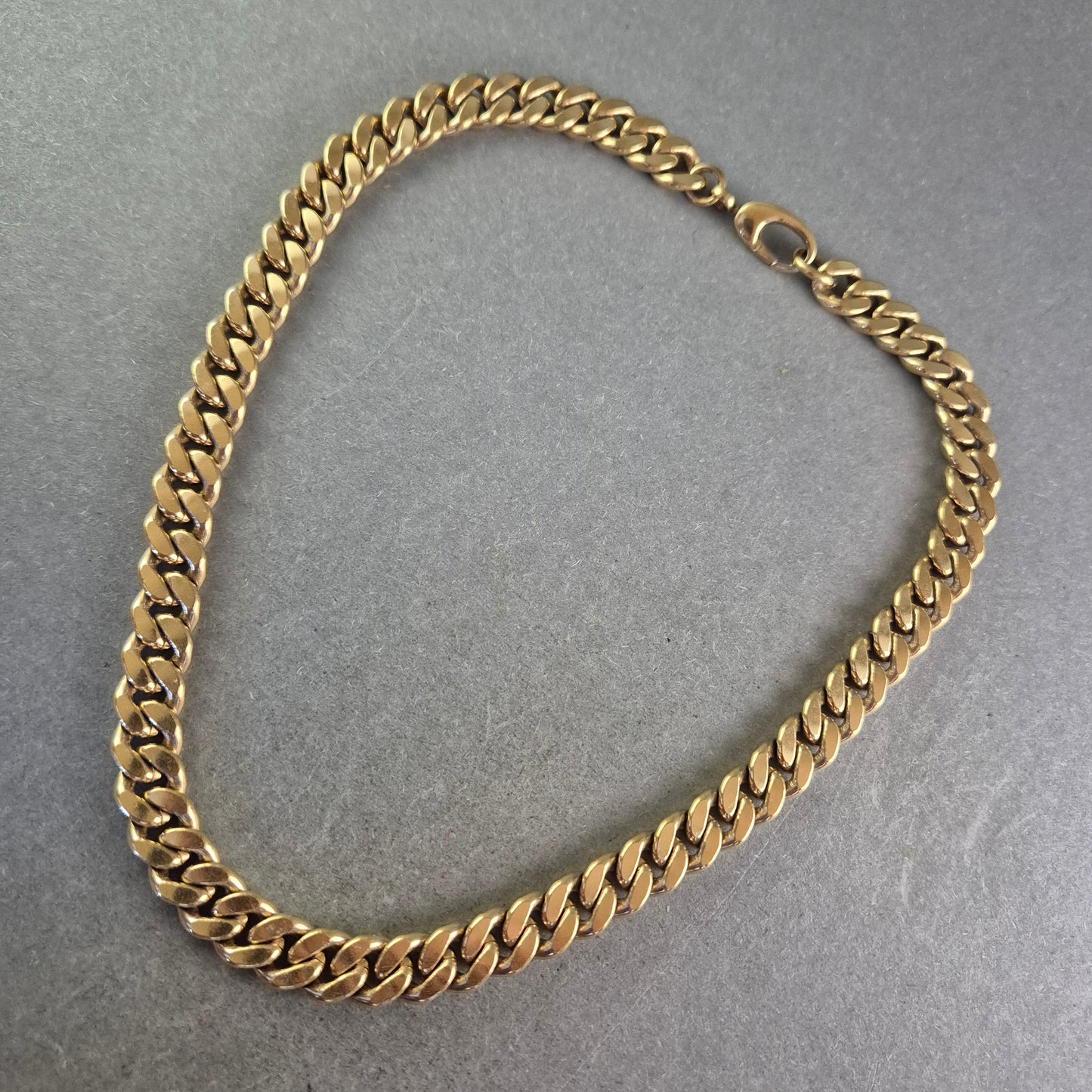 Breite Panzer Kette in goldener Farbe – Markant und elegant