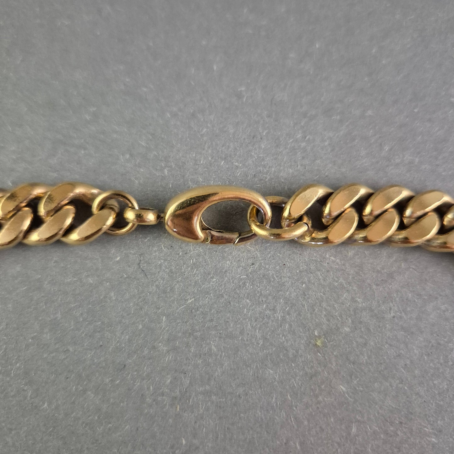 Breite Panzer Kette in goldener Farbe – Markant und elegant