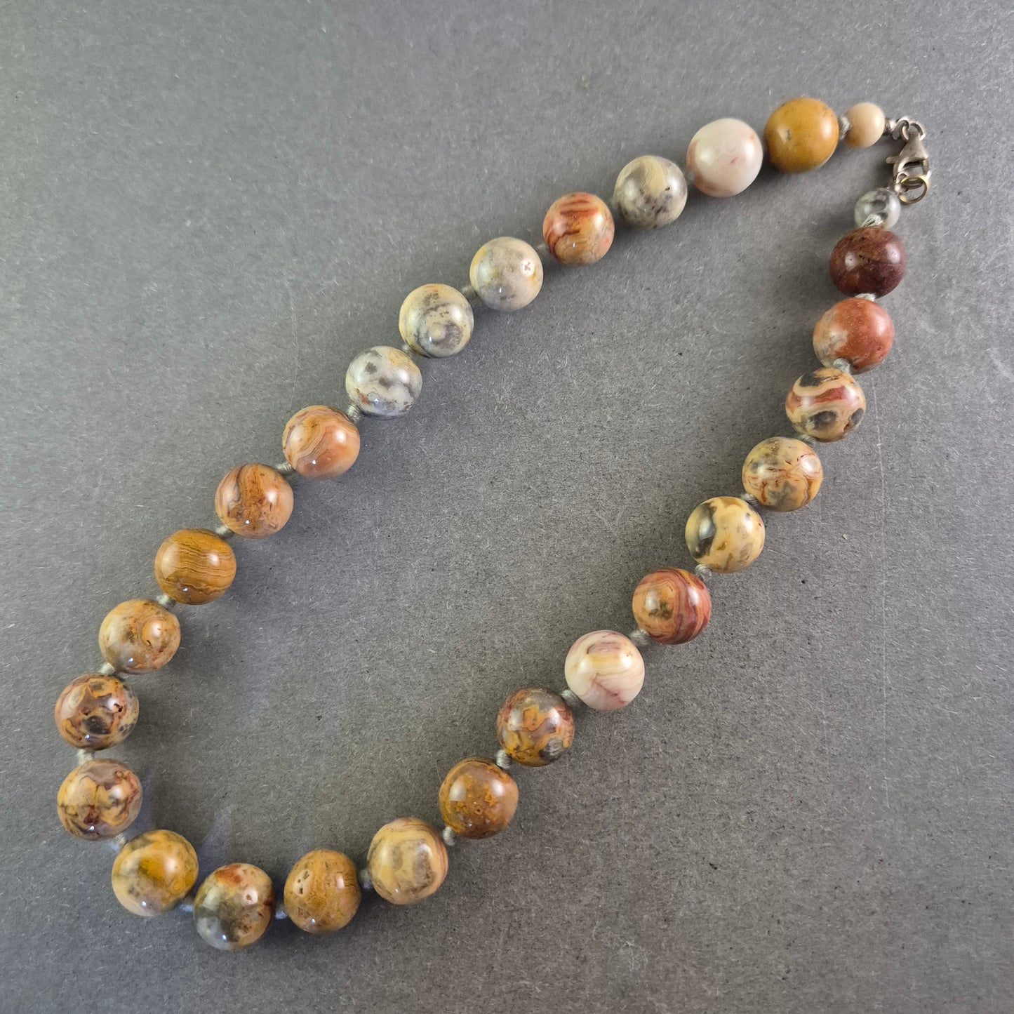 Naturstein Kette mit polierten Perlen – Erdige Eleganz