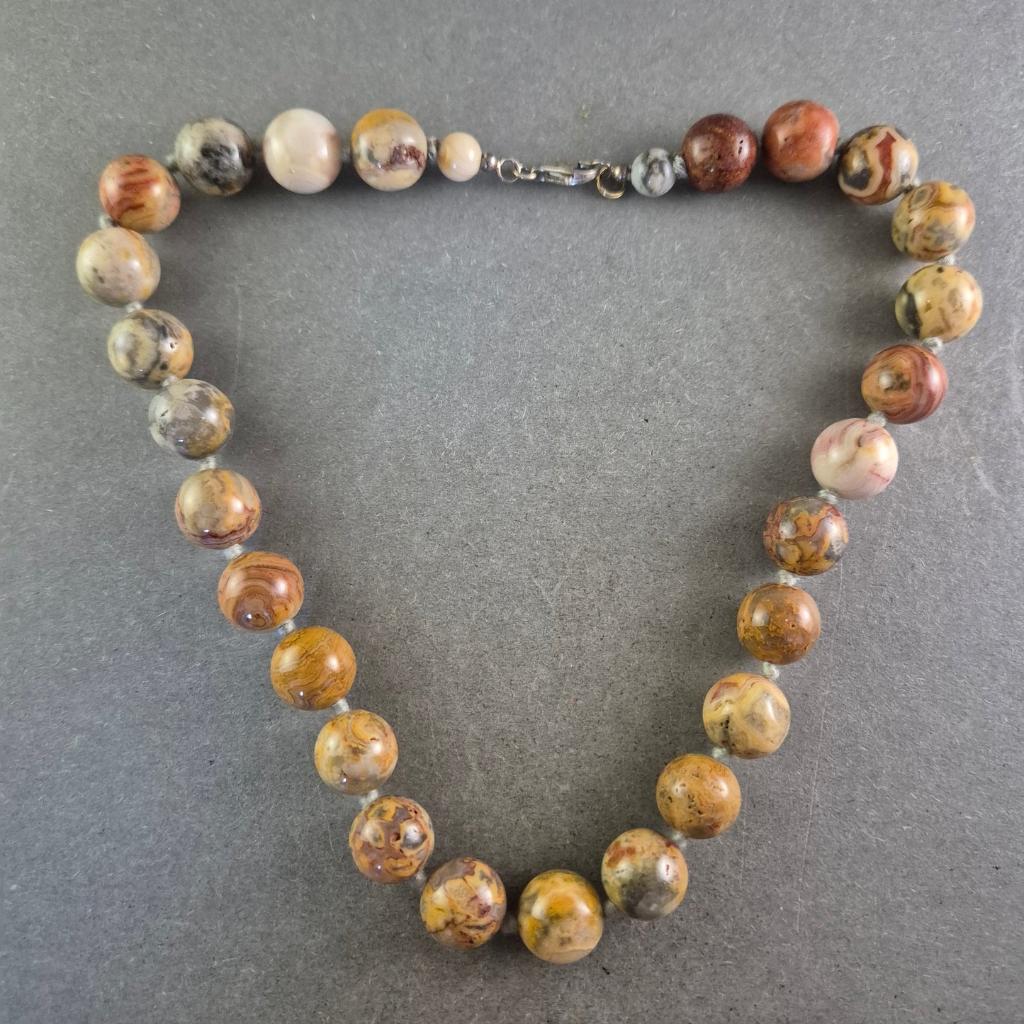 Naturstein Kette mit polierten Perlen – Erdige Eleganz