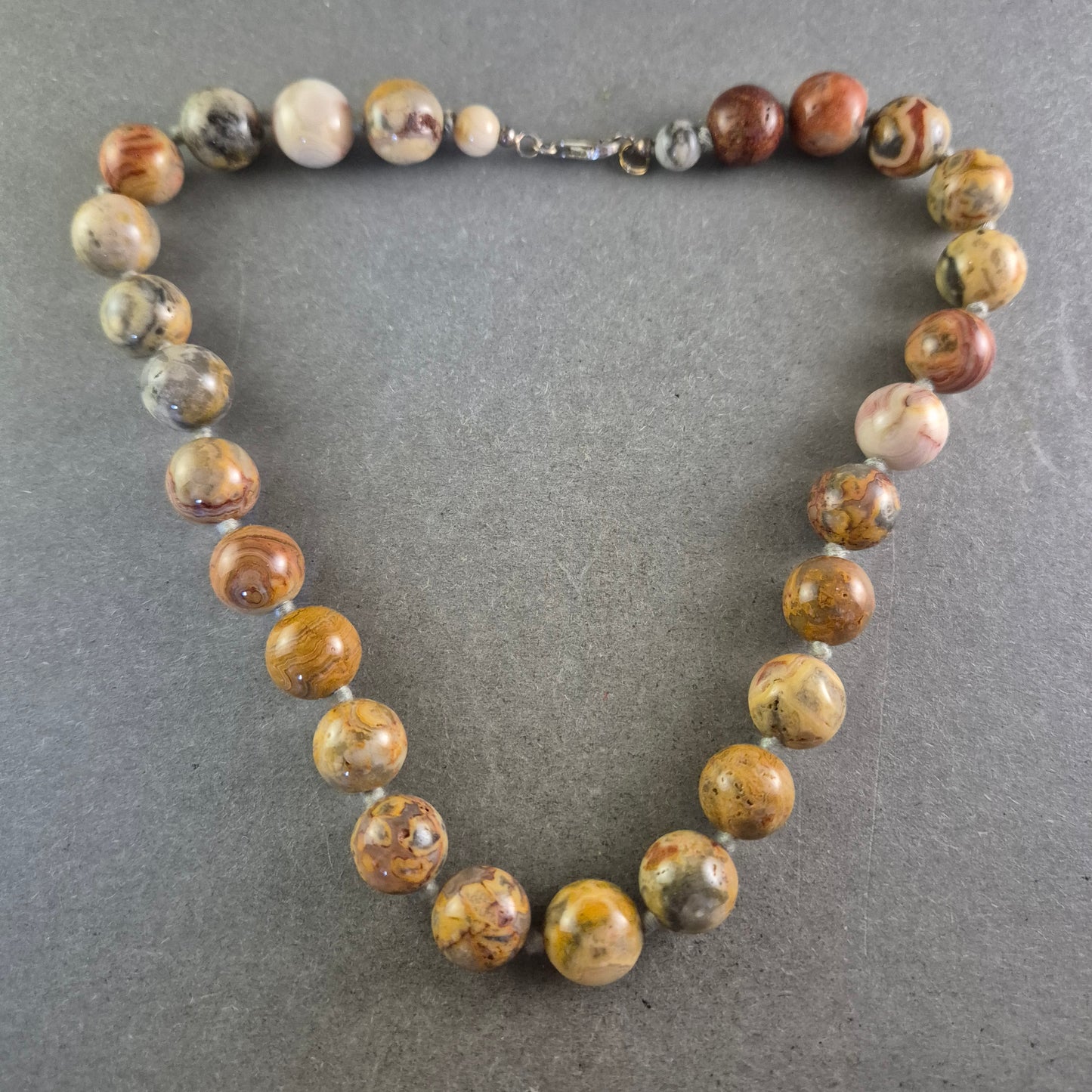 Naturstein Kette mit polierten Perlen – Erdige Eleganz