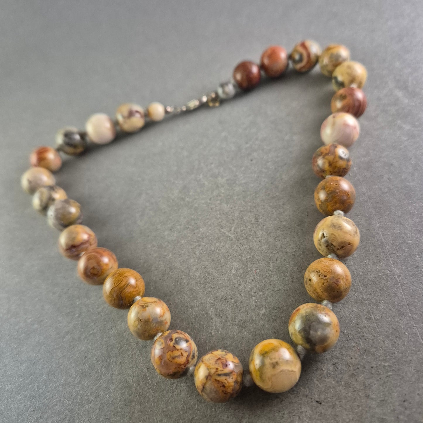 Naturstein Kette mit polierten Perlen – Erdige Eleganz