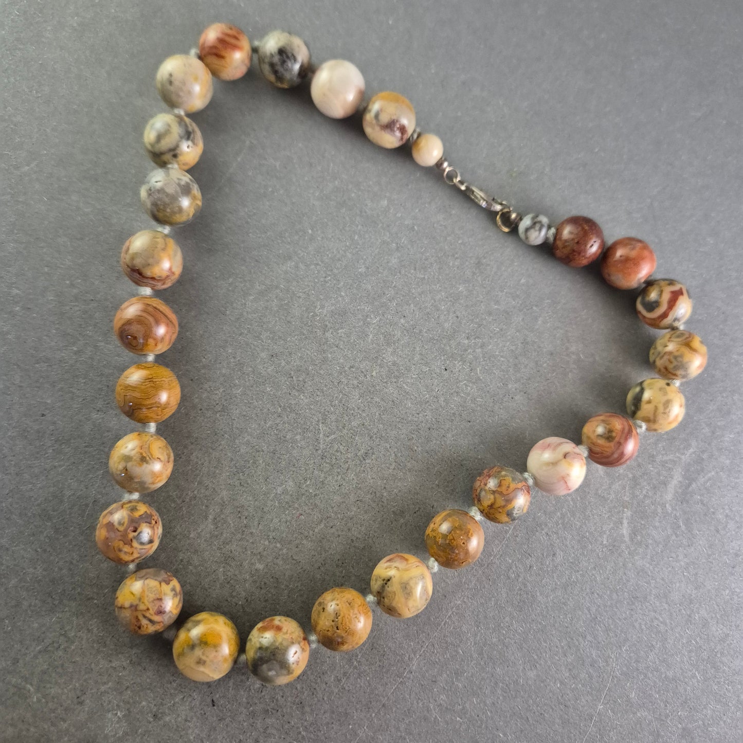 Naturstein Kette mit polierten Perlen – Erdige Eleganz