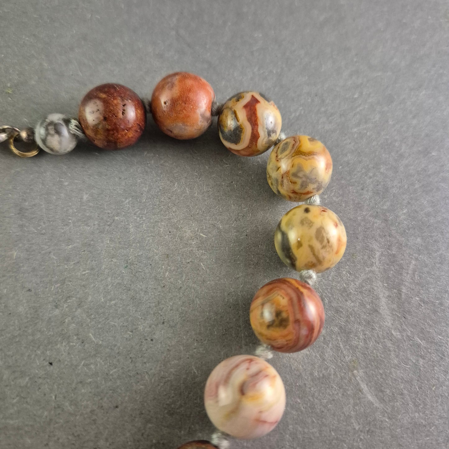 Naturstein Kette mit polierten Perlen – Erdige Eleganz