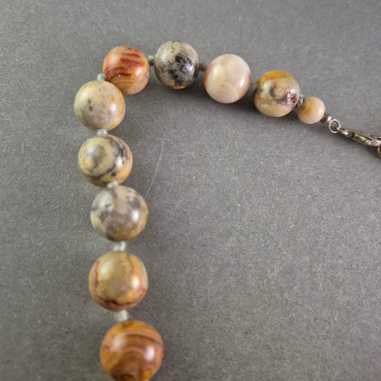 Naturstein Kette mit polierten Perlen – Erdige Eleganz