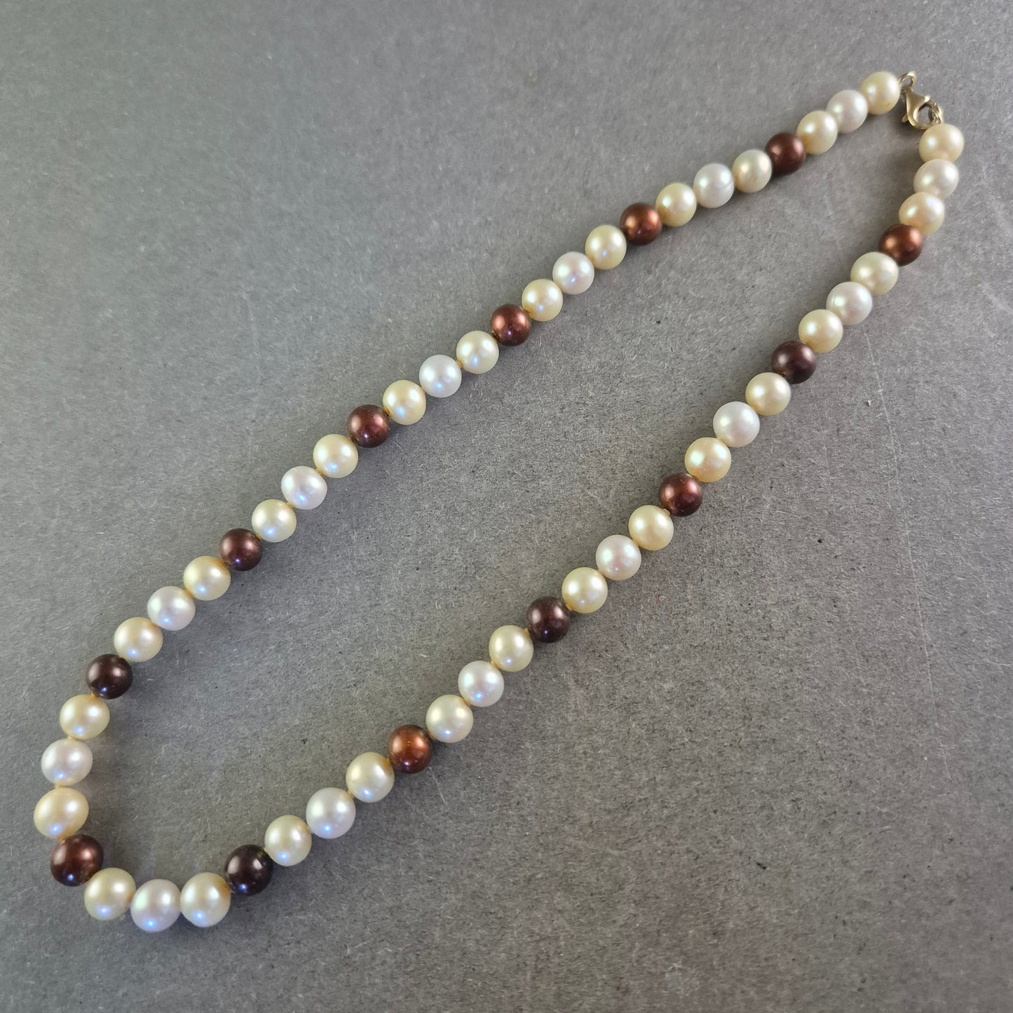 Perlen Kette in Weiß und Braun – Klassisch und stilvoll