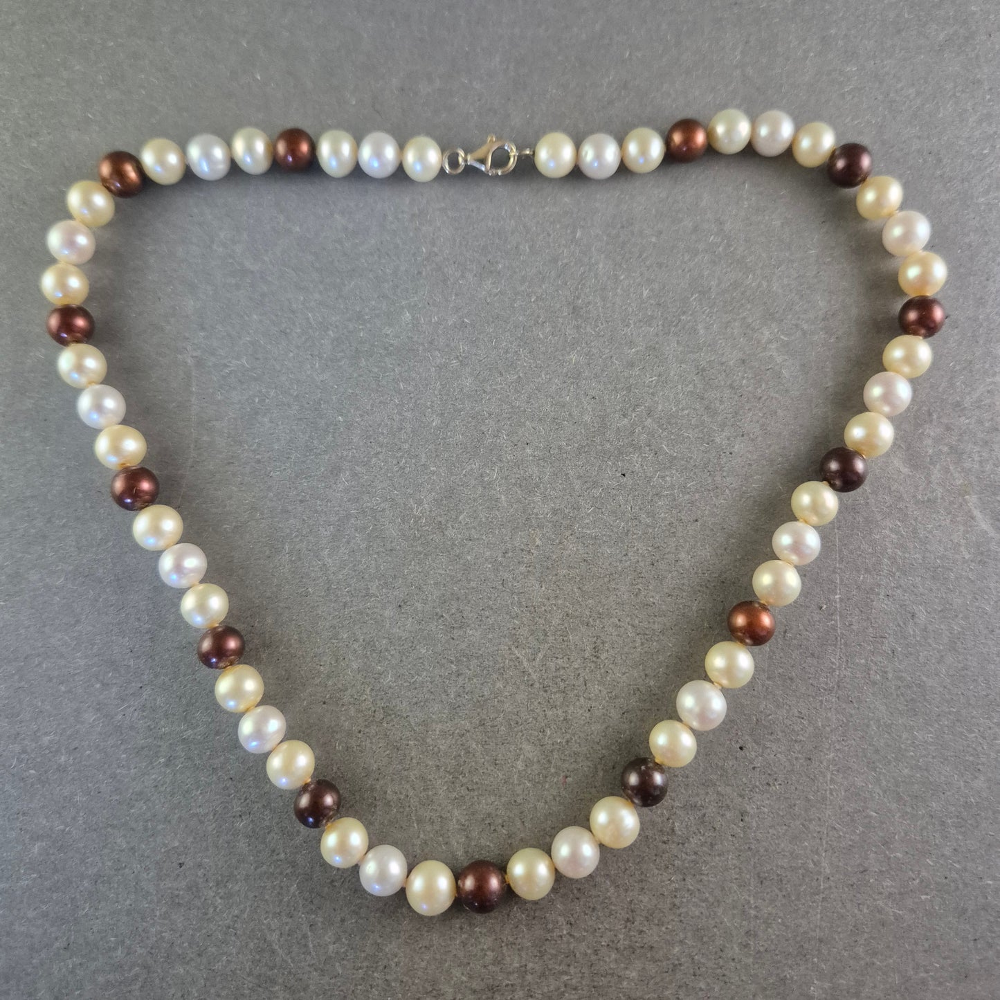 Perlen Kette in Weiß und Braun – Klassisch und stilvoll