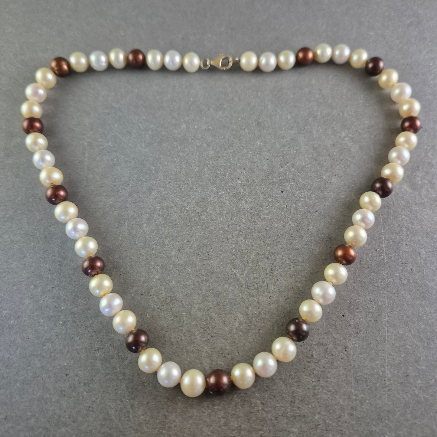 Perlen Kette in Weiß und Braun – Klassisch und stilvoll