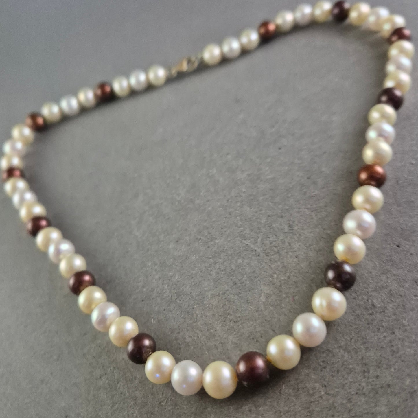 Perlen Kette in Weiß und Braun – Klassisch und stilvoll