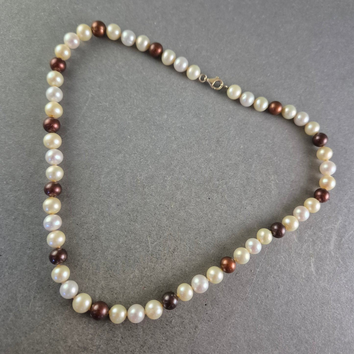 Perlen Kette in Weiß und Braun – Klassisch und stilvoll