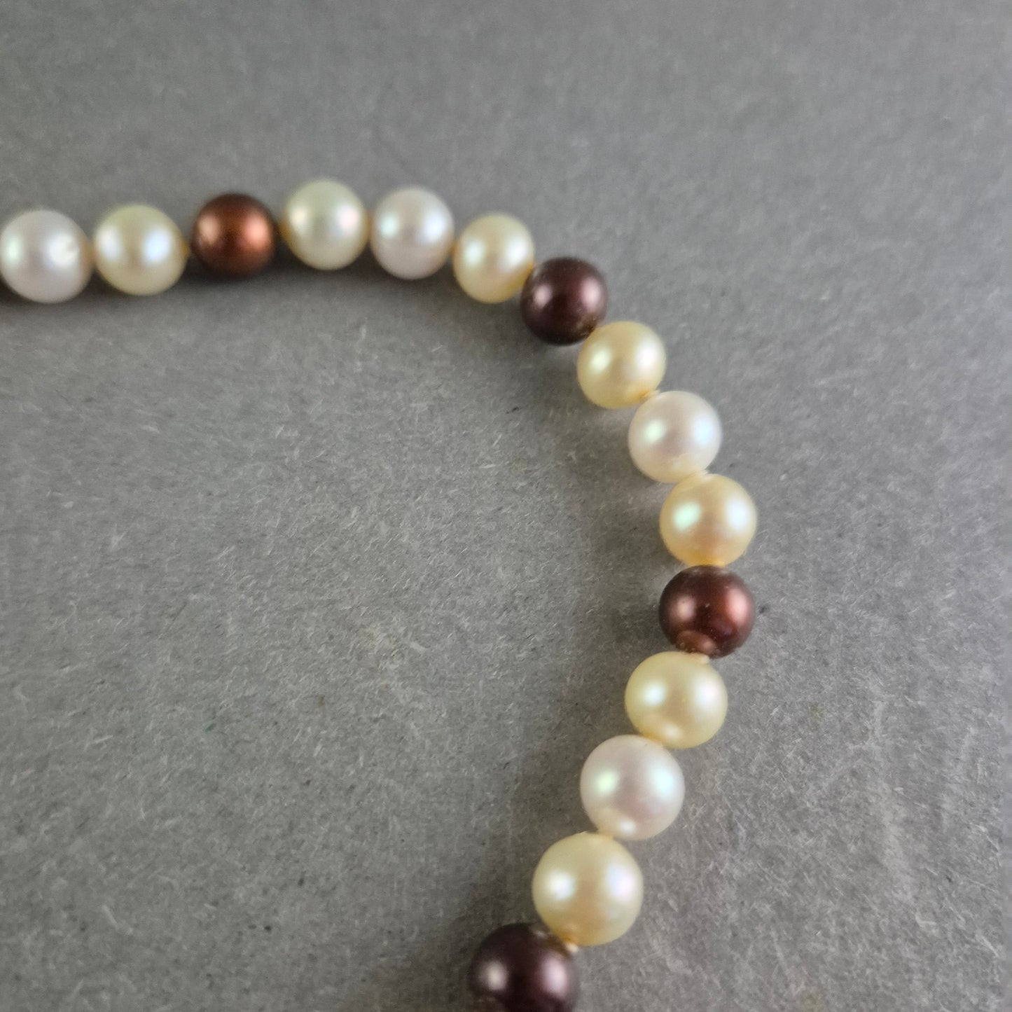 Perlen Kette in Weiß und Braun – Klassisch und stilvoll