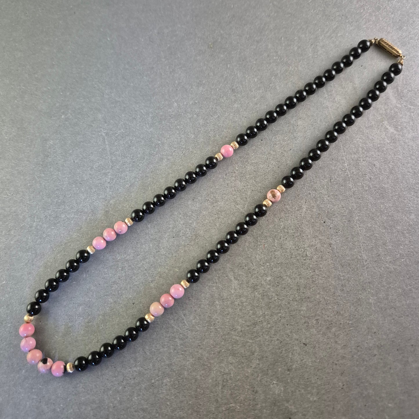 Halskette mit schwarzen und rosa Perlen – Modern und kontrastreich