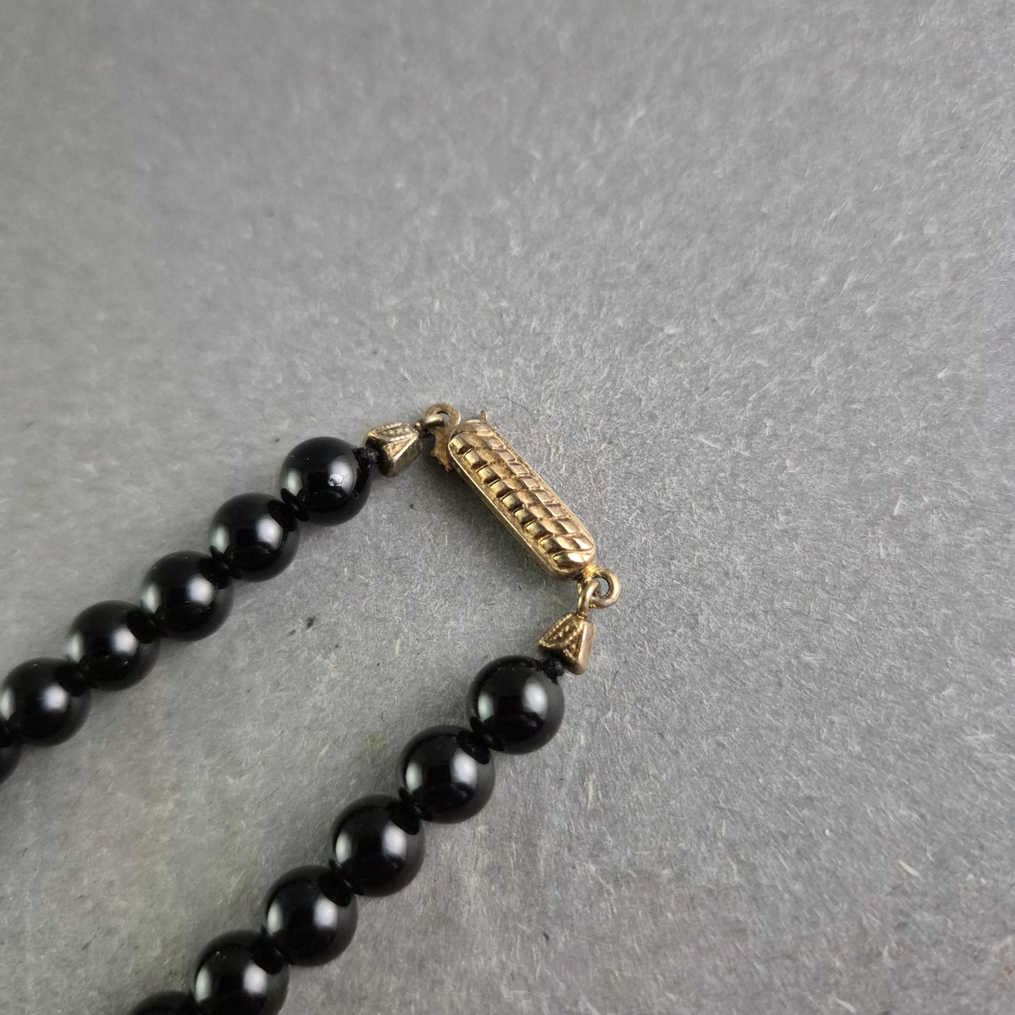 Halskette mit schwarzen und rosa Perlen – Modern und kontrastreich