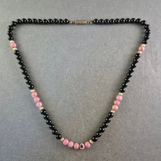 Halskette mit schwarzen und rosa Perlen – Modern und kontrastreich
