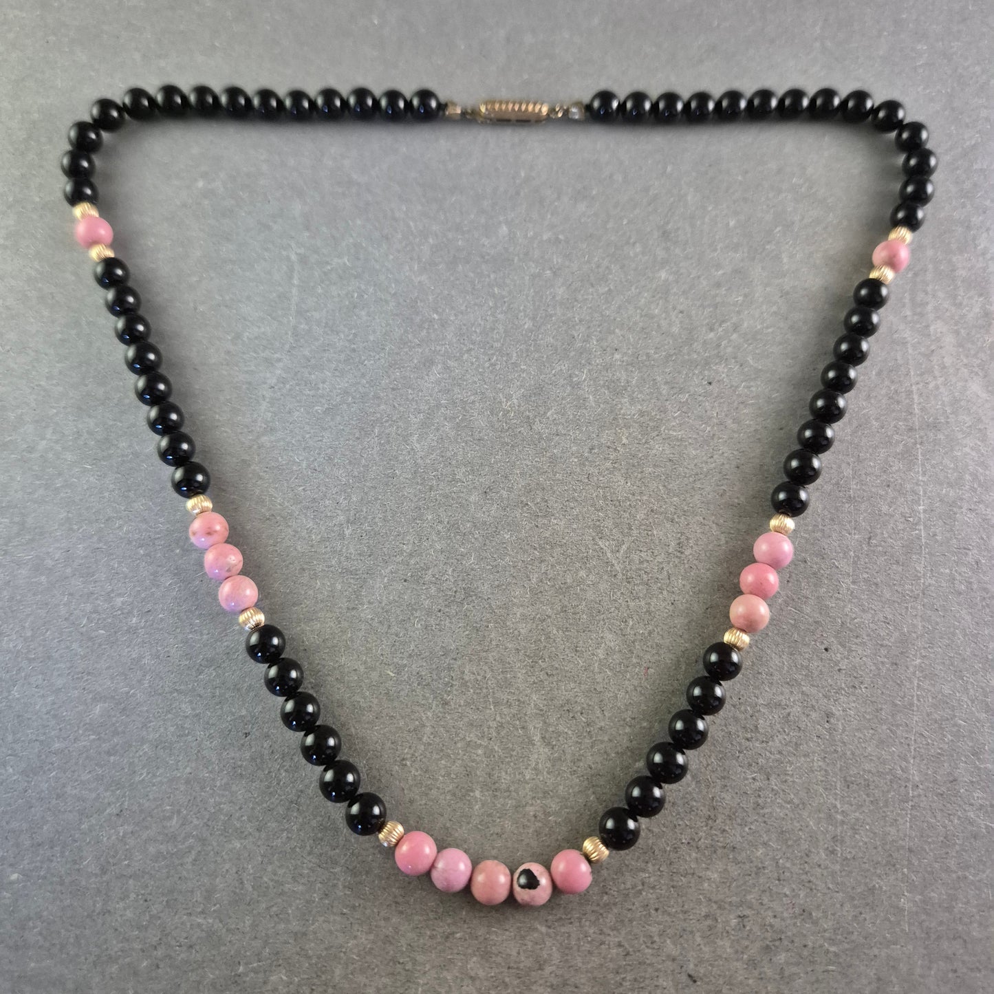 Halskette mit schwarzen und rosa Perlen – Modern und kontrastreich