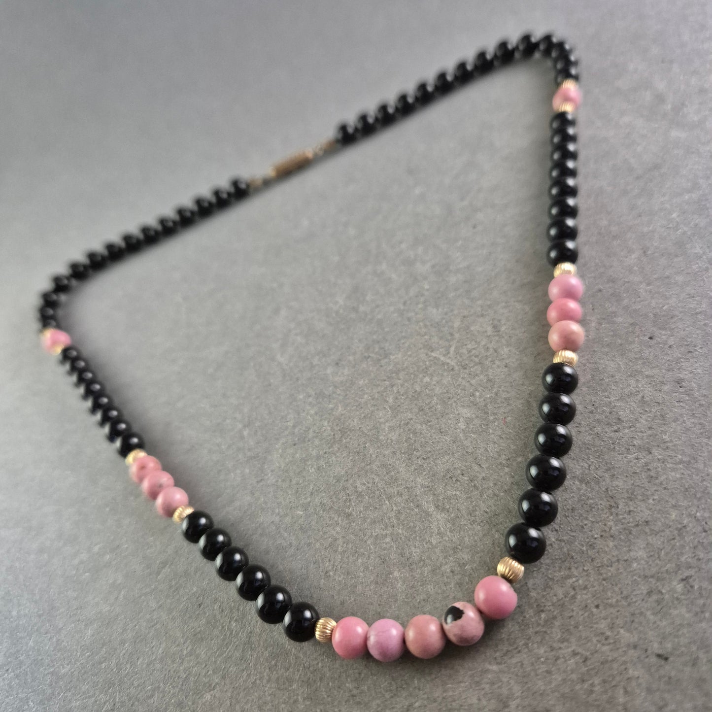 Halskette mit schwarzen und rosa Perlen – Modern und kontrastreich