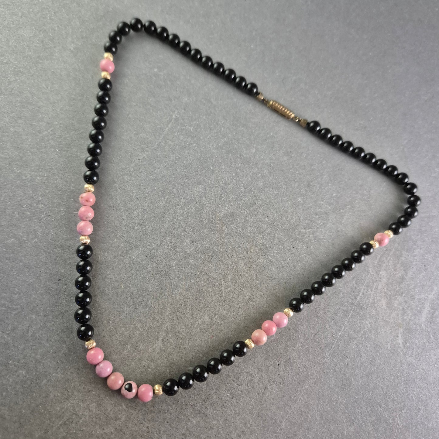 Halskette mit schwarzen und rosa Perlen – Modern und kontrastreich