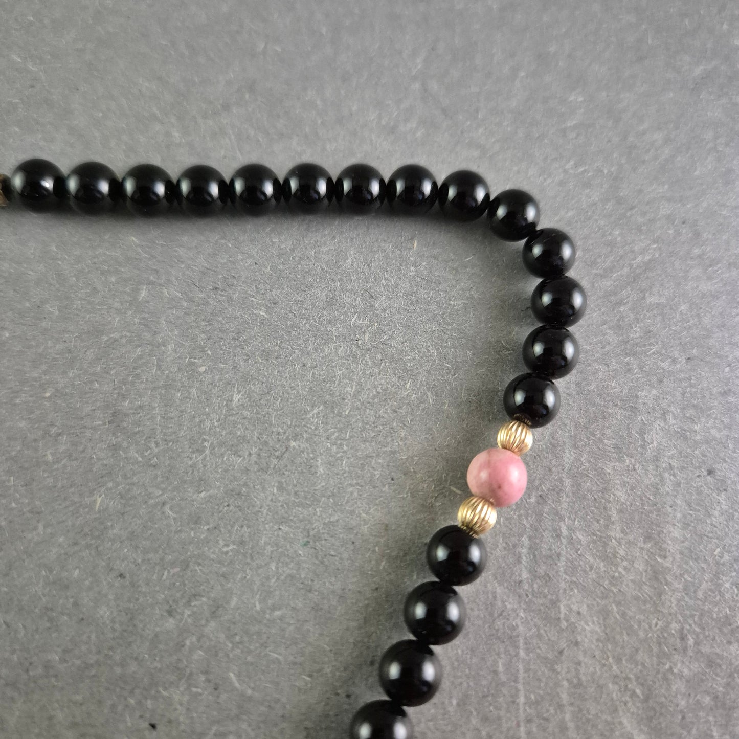 Halskette mit schwarzen und rosa Perlen – Modern und kontrastreich