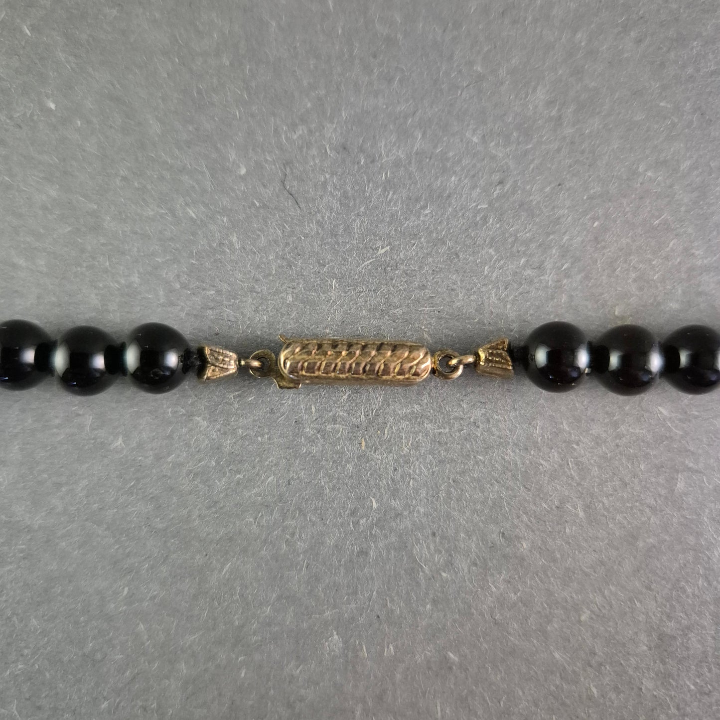 Halskette mit schwarzen und rosa Perlen – Modern und kontrastreich