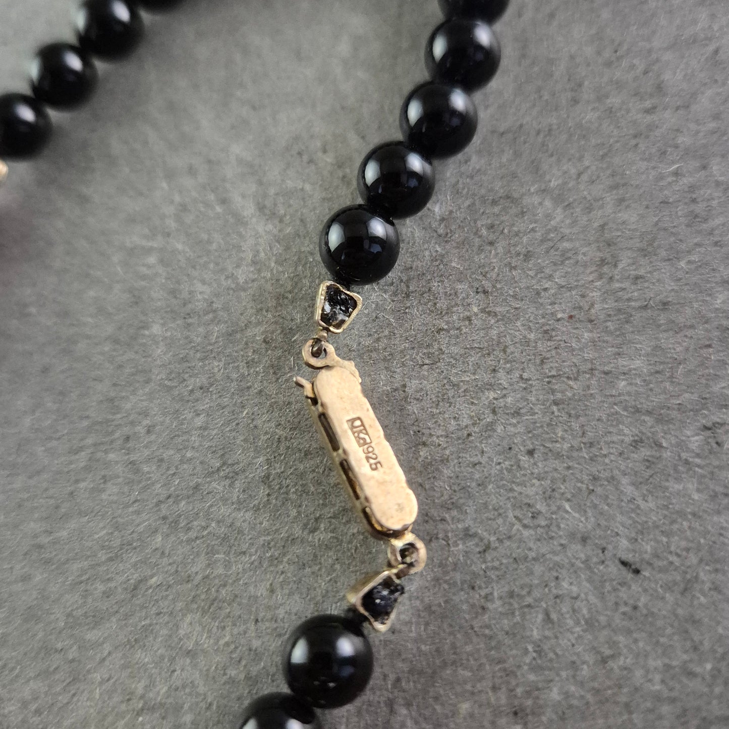 Halskette mit schwarzen und rosa Perlen – Modern und kontrastreich