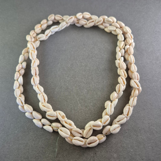 Lange Muschel Kette mit Kaurimuscheln – Boho Strand Schmuck